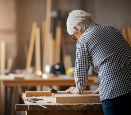 Formation menuiserie pour seniors : est-ce trop tard pour apprendre un nouveau métier manuel ?