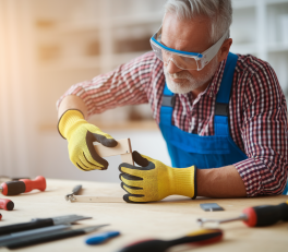 Bricolage après 60 ans : quelles formations pour sécuriser ses travaux domestiques